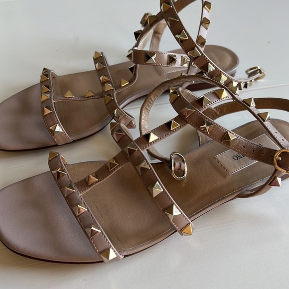 Valentino ROCKSTUD FLAT CALFSKIN SANDAL WITH STRAPS - Picture 2 of 3